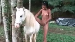 Мексиканская девушка с упругими сиськами возбуждает себя возле маленького коня
